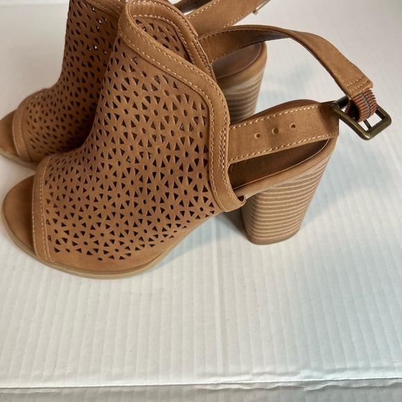 New Universal Thread heel with cut out leather design size 6W - Picture 2 of 3